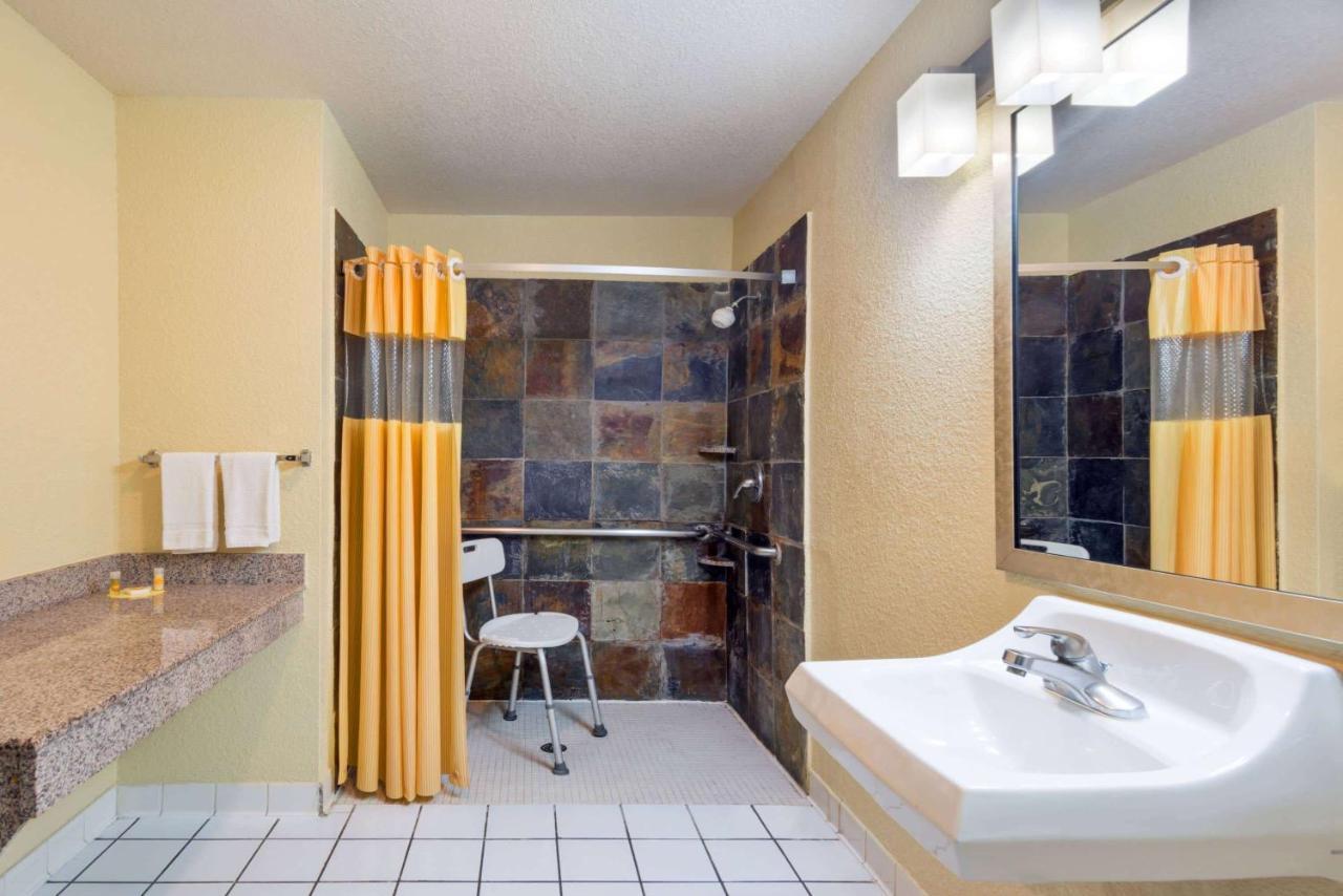Days Inn By Wyndham Near Seaworld San Antonio Dış mekan fotoğraf