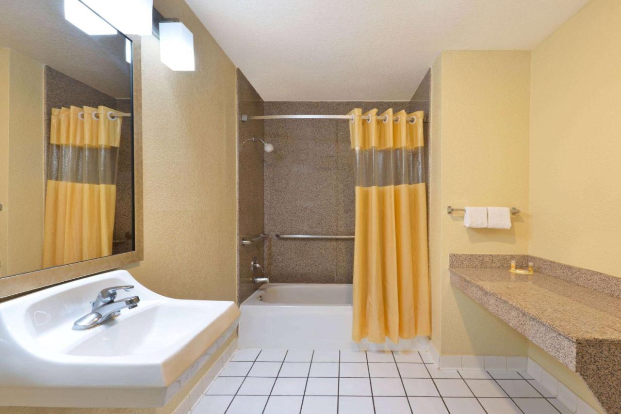 Days Inn By Wyndham Near Seaworld San Antonio Dış mekan fotoğraf